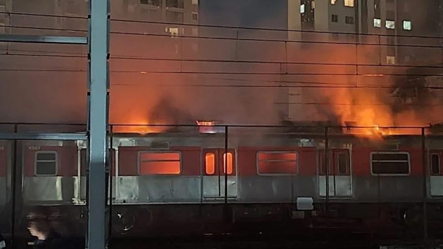Trem pega fogo e passageiros vivem momentos de desespero em sao paulo 1784819372075 v2 900x506